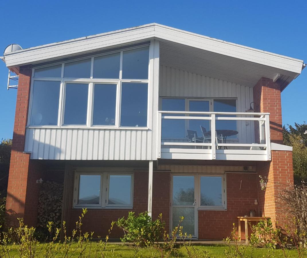 Modern villa i Arild med spektakulär havsutsikt. Exteriör bild